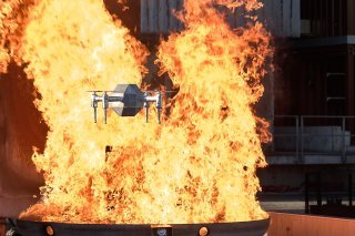 Grâce à sa gaine isolante en aérogel, le "FireDrone" développé par l'Empa peut s'approcher très près des flammes et saisir et transmettre des données sur le déroulement d'incendie.